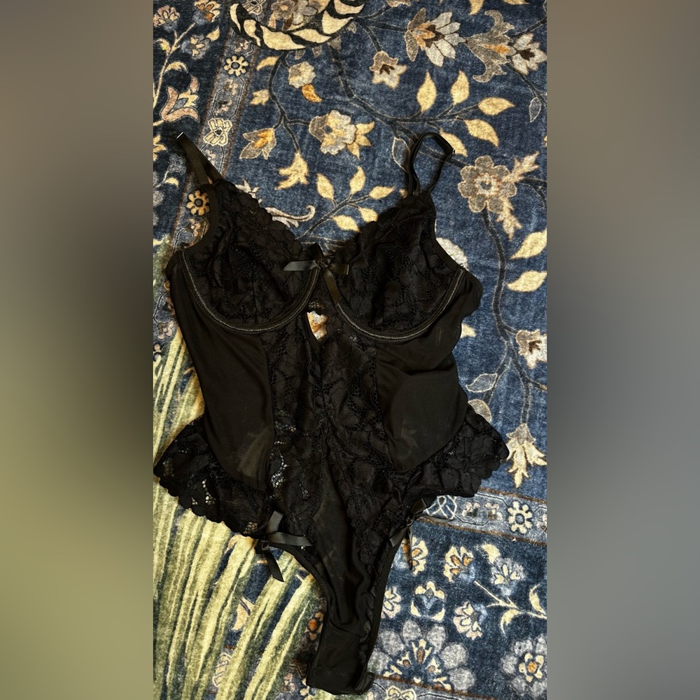 Elegant Black Lace Bustier